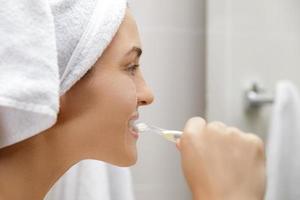 mujer durante su rutina diaria de cepillado de dientes foto
