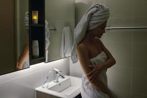 hermosa mujer envuelta en la toalla después de la ducha foto