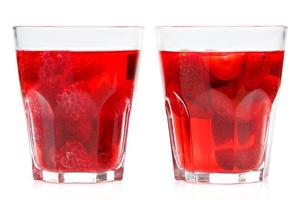 vasos de bebida de fresa y frambuesa sobre fondo blanco foto