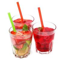 bebida refrescante con fresas sobre fondo blanco foto