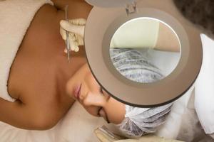 mujer durante un procedimiento mecánico de limpieza facial foto