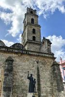 la iglesia de san francisco y su plaza adyacente en la habana vieja, un famoso hito turístico en la ciudad colonial. foto