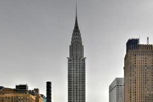 ciudad de nueva york - 25 de octubre de 2019 - vista del edificio chrystler a lo largo del horizonte de la ciudad de nueva york durante el día. foto