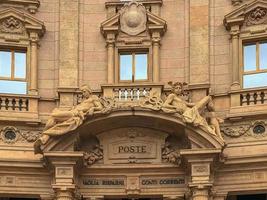 Detalle de la oficina de correos de cordusio square adornos de entrada frontal. era la antigua bolsa de valores de milan, italia en el pasado. foto