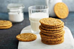 galletas de melaza finas y masticables con leche foto