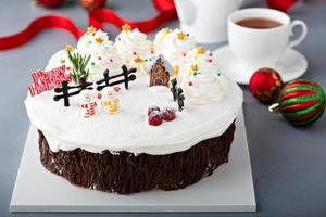 pastel de navidad decorado con escena de invierno foto