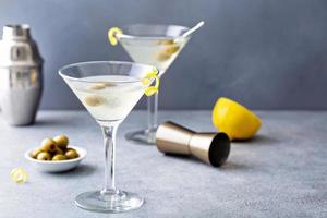 clásico martini de gota de limón con aceitunas y limón