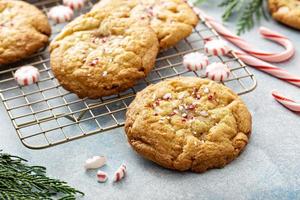 galletas de menta con chocolate blanco horneadas para navidad foto