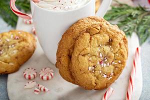 galletas de menta con chocolate blanco horneadas para navidad foto