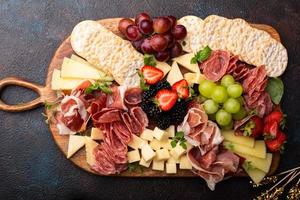 tabla de embutidos con variedad de quesos y carnes foto