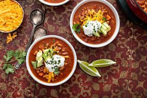 sopa de chile tradicional con carne y frijoles rojos foto