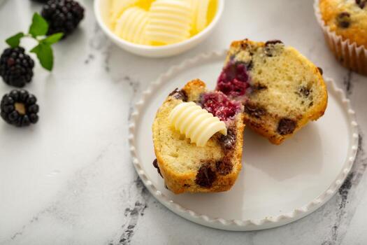 muffins de moras y chispas de chocolate, receta de verano foto