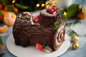 pastel de chocolate yule log con glaseado para navidad foto