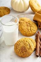 galletas snickerdoodle de calabaza con canela y leche foto