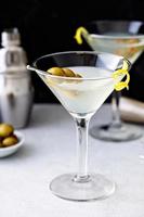 clásico martini de gota de limón con aceitunas y limón foto