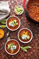 sopa de chile tradicional con carne y frijoles rojos foto