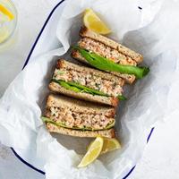 Sándwiches de ensalada de atún o salmón con apio y yogur foto