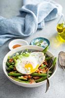 desayuno saludable y abundante con huevo, judías verdes y tocino