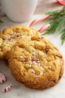 galletas de menta con chocolate blanco horneadas para navidad foto