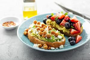 dúo saludable de tostadas de aguacate foto