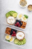 caja de almuerzo o merienda con alimentos ricos en proteínas foto