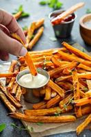 batatas fritas con salsas foto