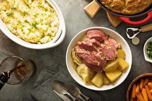 cena irlandesa con corned beef, colcannon y pan de soda foto