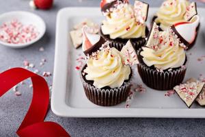 corteza de menta y cupcakes de chocolate para navidad foto