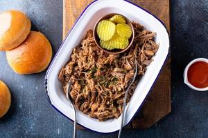 cerdo desmenuzado en un plato para servir, listo para comer foto