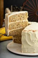 pastel de plátano en capas con glaseado de queso crema foto