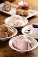 postres italianos en la mesa, tres tipos de helado foto