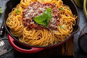 espaguetis a la boloñesa en una sartén de hierro fundido