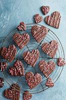 galletas de corazones de chocolate para el día de san valentín foto