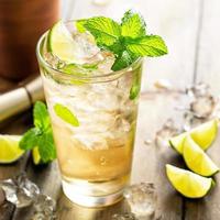 refrescante cóctel de verano con cerveza de jengibre y lima foto