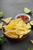 chips de tortilla en un bol con salsa foto