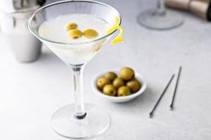 clásico martini de gota de limón con aceitunas y limón