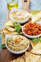 tablero de mezze con pita y salsas foto