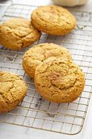 galletas de calabaza suaves en una rejilla para enfriar, hornear en otoño foto