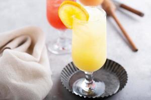 cócteles refrescantes o cócteles sin alcohol con naranjas y arándanos