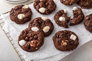 galletas de chispas de chocolate y malvaviscos de chocolate negro foto