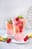 cóctel frío de primavera o verano, limonada de frambuesa foto
