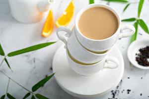 té con leche earl grey servido en tazas apiladas foto