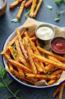 batatas fritas con salsas foto