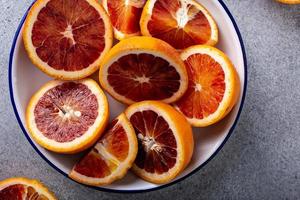 naranjas sanguinas cortadas por la mitad foto