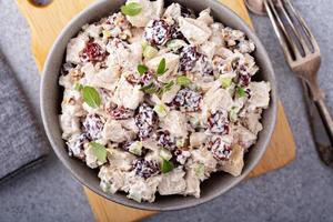 ensalada de pollo con cereza seca foto