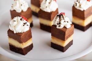 postre del tamaño de un bocado, pastel de tres chocolates foto