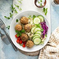 tazón de almuerzo saludable con albóndigas y arroz con coliflor foto