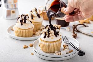 Smores cupcakes with graham crackers, toasted marshmallows and chocolate photo