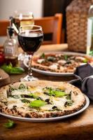 pizza napolitana o napoles con queso, champiñones y albahaca foto