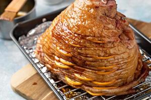 hacer jamón de pascua o navideño con glaseado de miel y naranja foto